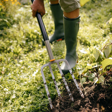 Šakė plokščiais virbais Fiskars Ergonomic 4