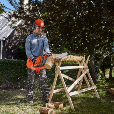 Stovas malkoms pjauti su liniuote medinis Husqvarna 1