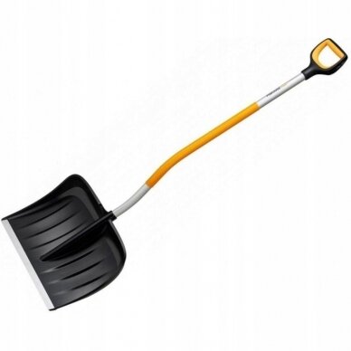 Kastuvas - stūmiklis sniegui Fiskars X-series išlenktas 1