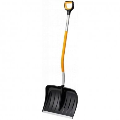 Kastuvas - stūmiklis sniegui Fiskars X-series išlenktas